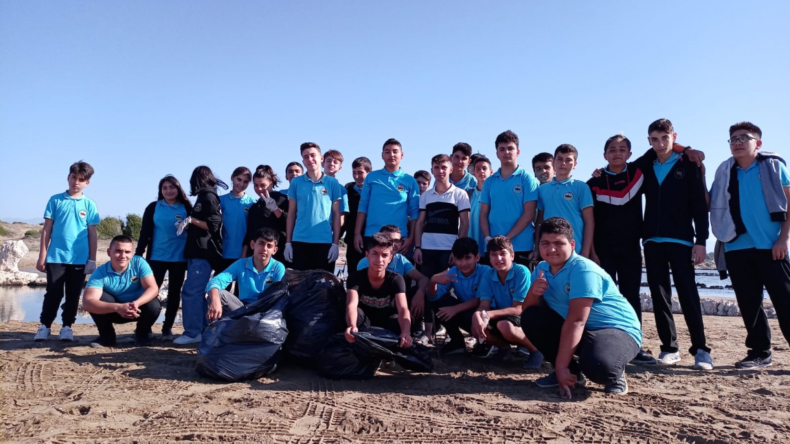 Öğrencilerimizle sahil temizleme ve çöp toplama faaliyeti gerçekleştirdik.